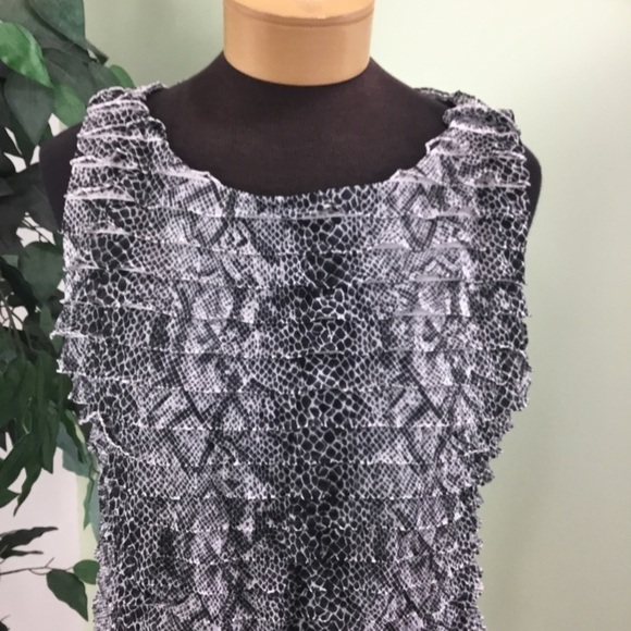 Notations large black and white layered ruffled sleeveless top
Fully lin… - Picture 7 of 14